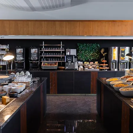Отель Clarion Airport 4*