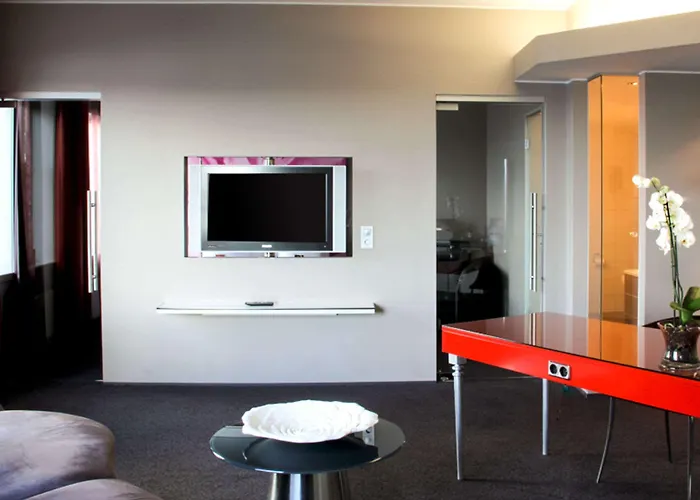 Clarion Airport Otel 4*