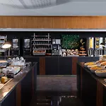 Отель Clarion Airport 4*